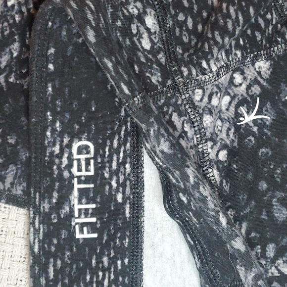 Danskin Now Fitted Capri Leggings - Picture 2 of 4